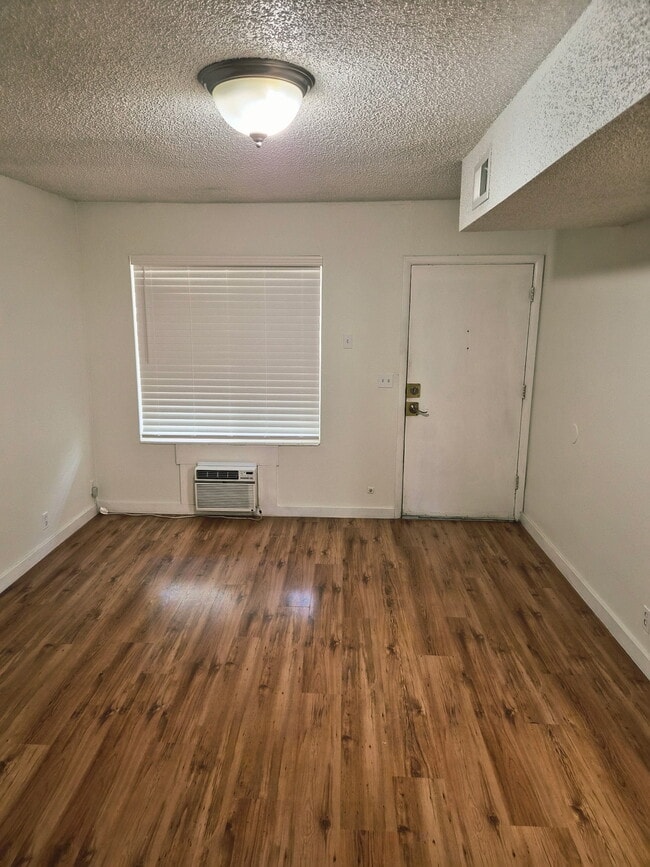 Building Photo - Magnussen Apartments