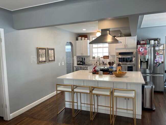 Building Photo - 4119 N Sheridan Ave