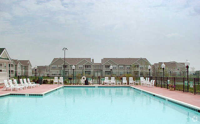 Pool - Mallard Point Apartments