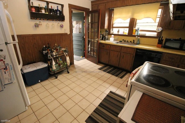 Building Photo - 2 br, 1 bath  - 52 Brooks St # Bs