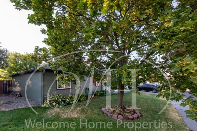 Building Photo - Conveniently Located 3 Bedroom Home with Fenced Yard & 2 Car Garage