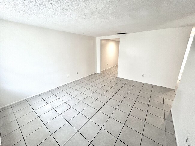 Foto del edificio - 5725-5725 9th St Cir E