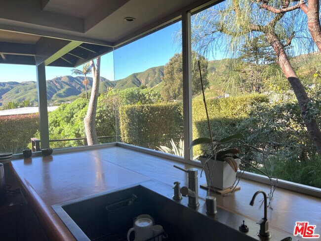 Foto del edificio - 254 Tranquillo Rd