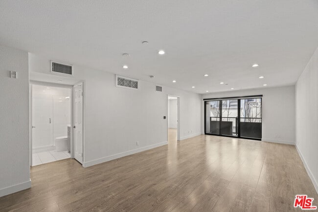 Foto del edificio - 725 N Alfred St