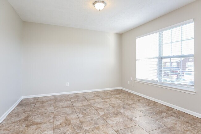 Building Photo - 172 Lyndhurst Dr