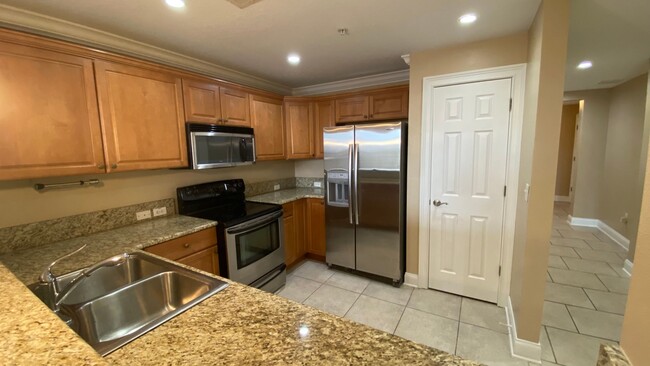 Building Photo - 3 Bedroom, 3 Bath Condo in Gateway at Rive...