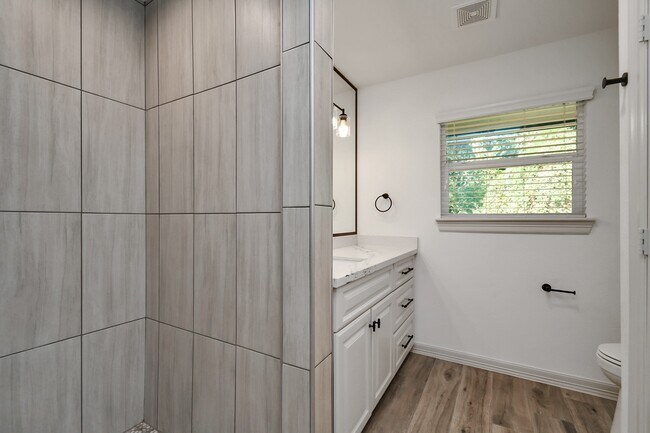 Building Photo - 1805 East Ave