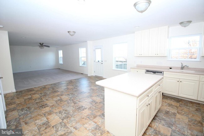 Building Photo - 713 W Birdie Ln