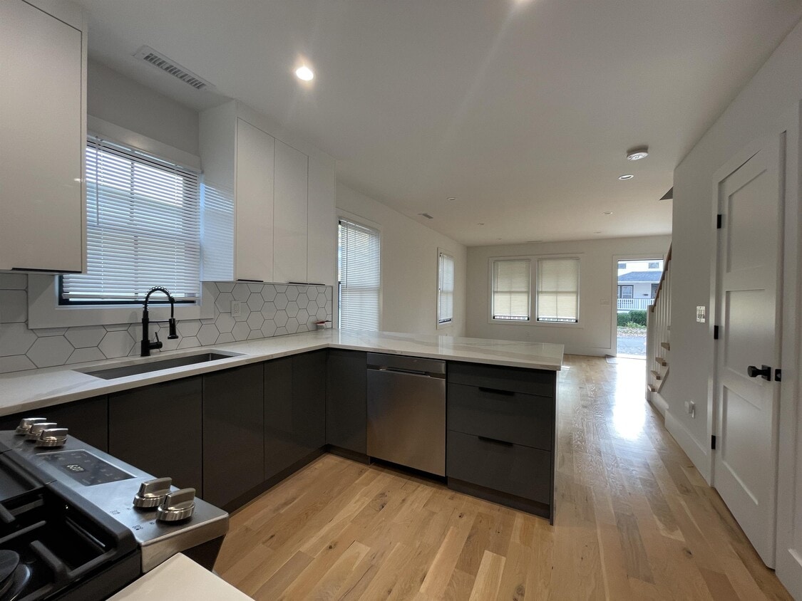 Building Photo - 76 Hanford Ave