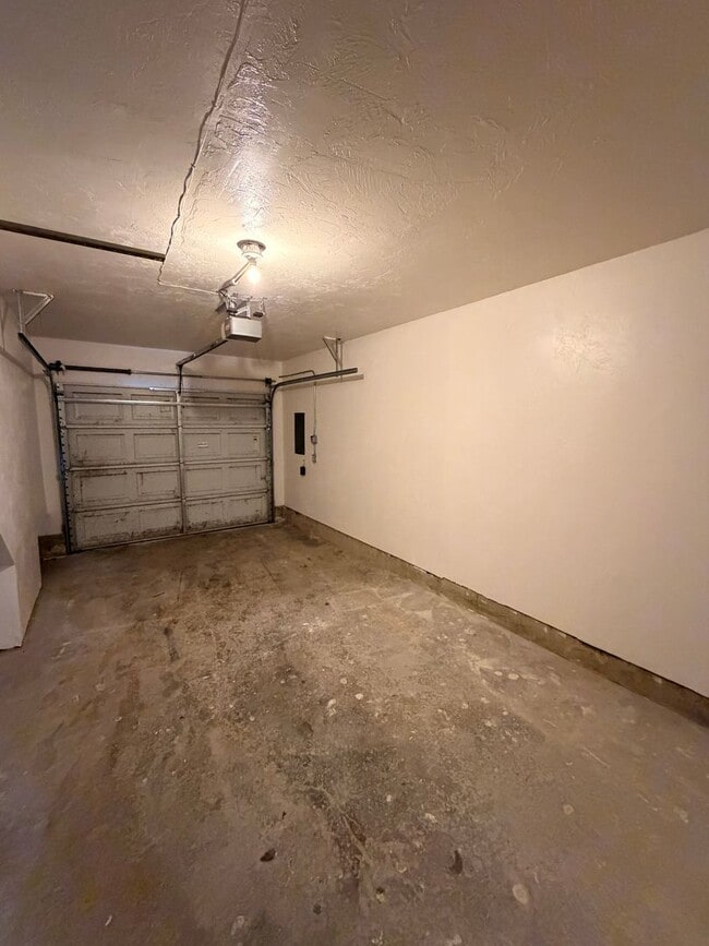 Building Photo - 2-Bedroom Townhouse style apartment