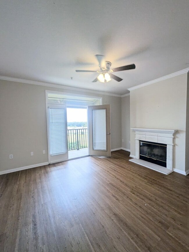 Building Photo - Updated 1x1 Spacious 806 square feet w/balcony on the top floor!