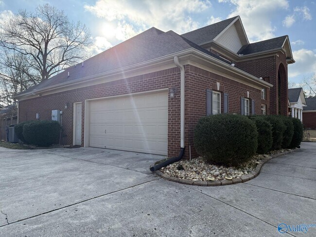 Building Photo - 118 Crystal Lake Dr