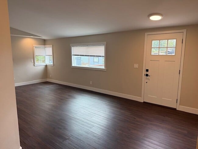 Building Photo - 3 Bedroom 2 bathroom House! Move in Special!