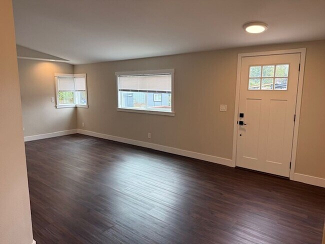 Foto del edificio - 3 Bedroom 2 bathroom House! Move in Special!