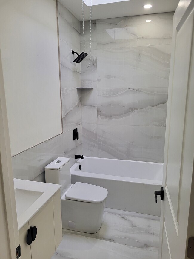 Baño completo en el segundo piso con tragaluz - 1164 Atwood Rd