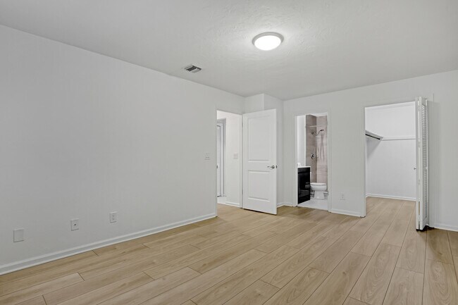 Building Photo - 802 S Broadway