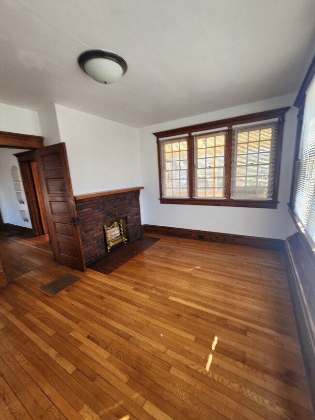 Building Photo - 222 N 5th St