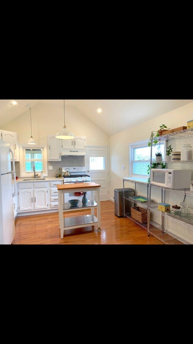 Kitchen - 52 Hubbard St
