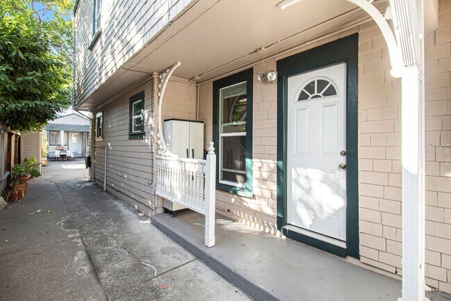 Building Photo - 2164 Alameda Ave - 2 bedroom | 1 bath | Lo...