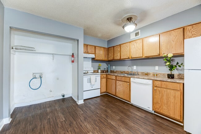 Kitchen - Annies Townhomes- FREE first month