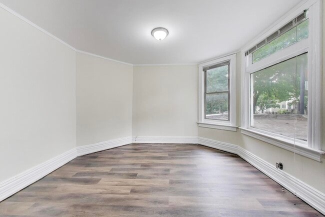 Building Photo - 2142 W Rosemont Ave