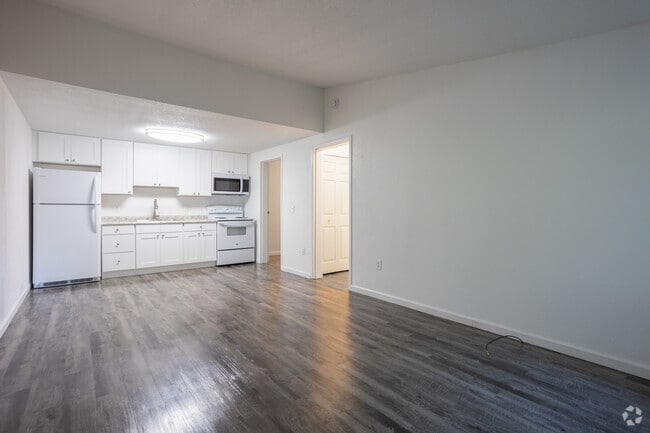 Estudio, 1BA - 455SF - Sala de estar - Royal Glen ~ Boutique Cottage Style Living Meets Hassle Free Leasing