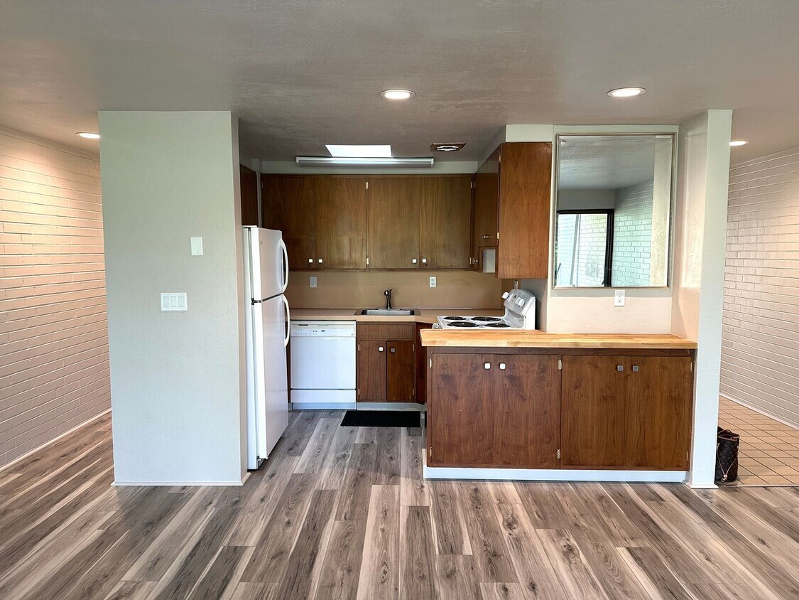 Foto principal - Remodeled Townhouse On Hillcrest Country Club