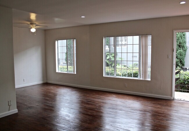 Foto del edificio - 3409-3419 Club Dr