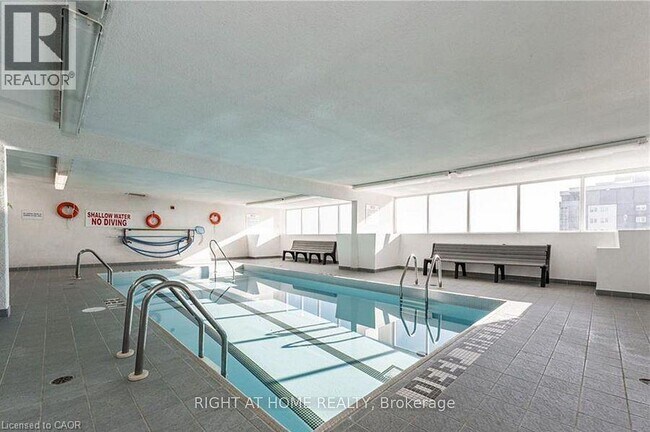 Photo du bâtiment - 375 King St N