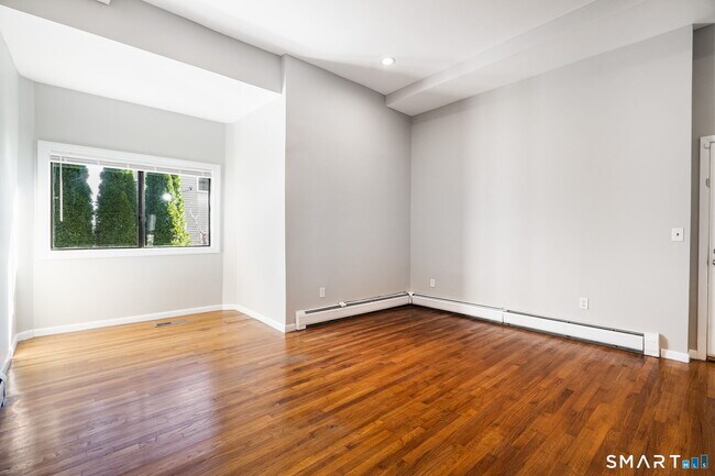 Building Photo - 300-302 Soundview Ave