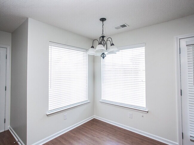 Foto del edificio - 5810 Bedford Loop E