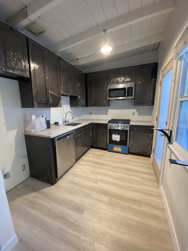 Completely remodeled kitchen. - 2009 Warfield Ave