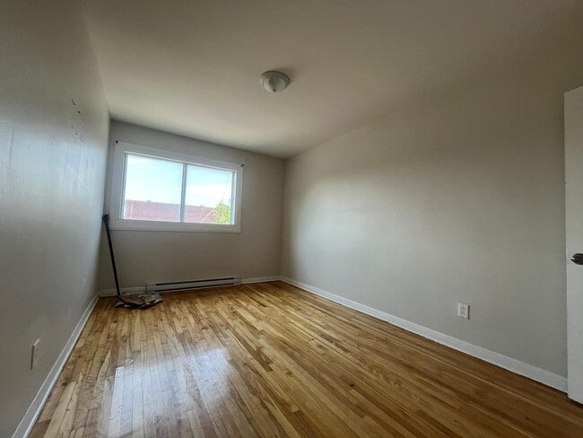 Building Photo - 9301 Av. 24e