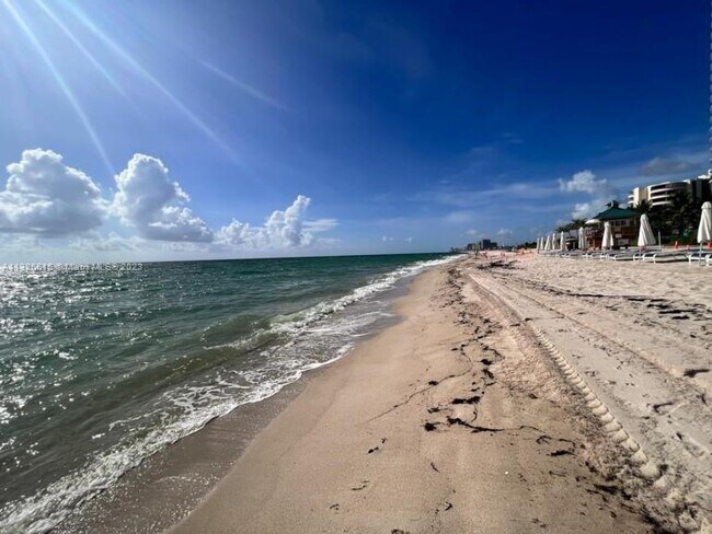 Building Photo - 15811 Collins Ave