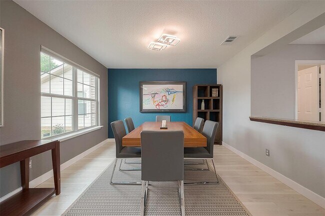 Foto del edificio - 15251 Weeping Cedar Ln