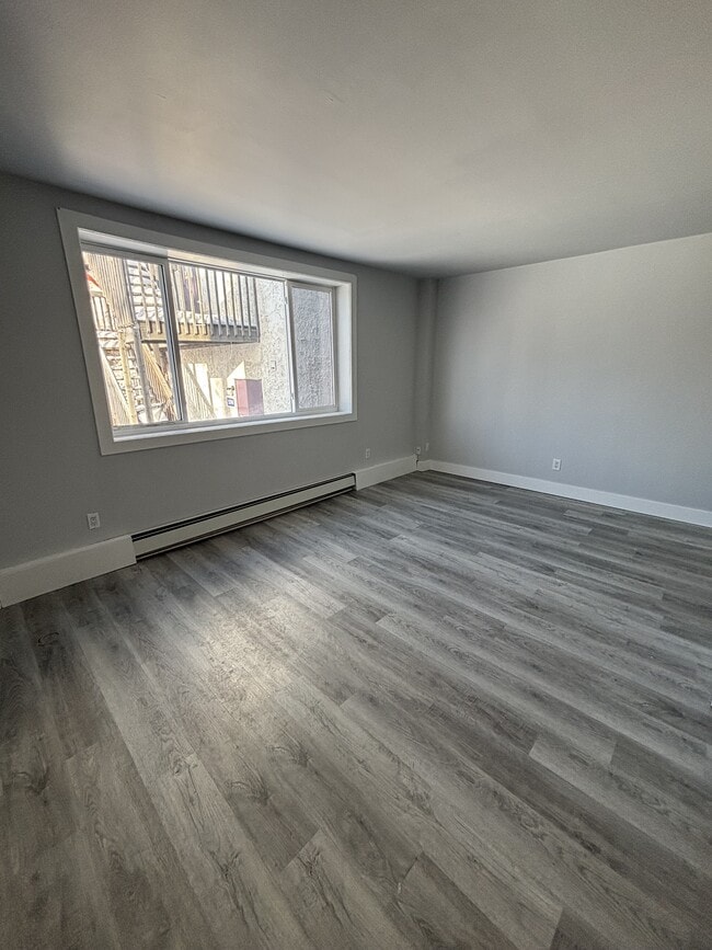 Building Photo - 570 Ellice Ave