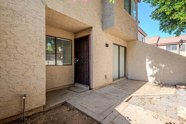 Building Photo - 3 bedroom townhome for rent