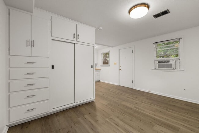 Building Photo - Studio apartment in downtown Boise!