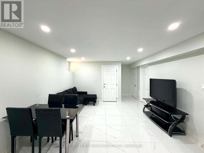 Building Photo - 10 Sanford St