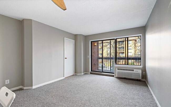 Foto del edificio - 121 Wellington Ct