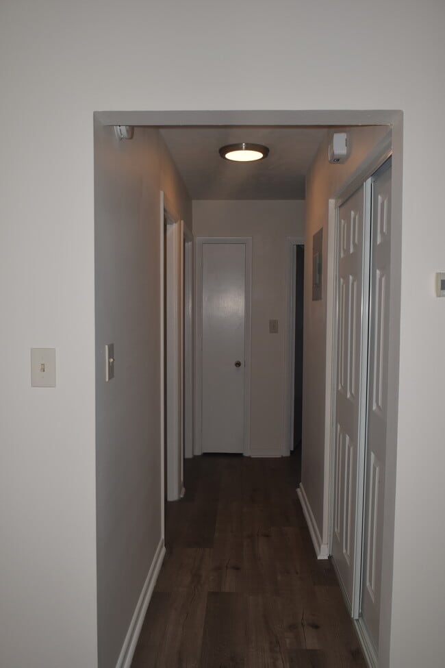 Building Photo - 8114 Meadowglen Dr
