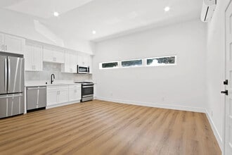 Building Photo - 1706 Grismer Ave