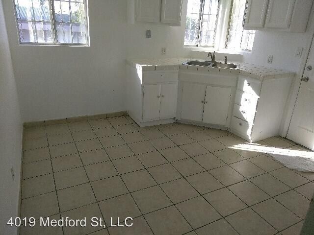 Building Photo - 705-713 Rosecrans Ave