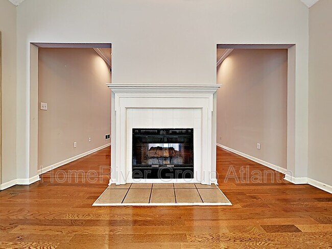 Building Photo - 709 Deerwood Dr