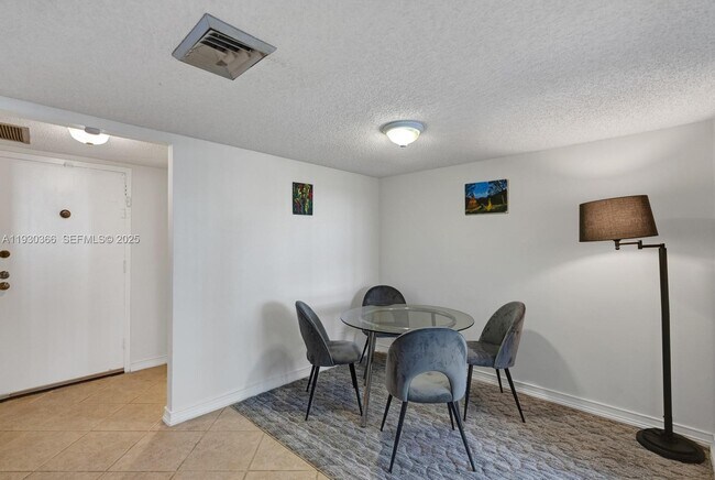 Foto del edificio - 100 Golden Isles Dr