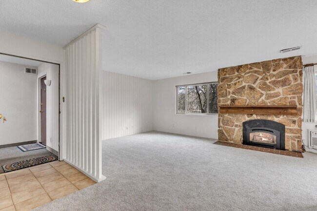 Foto del edificio - "Charming 2-Bed Oasis in Boulder with Spacious 862 Sq Ft Living!"