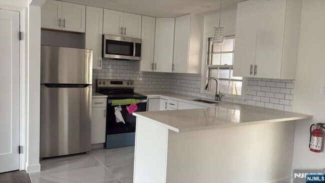 Foto del edificio - 671 Midland Ave