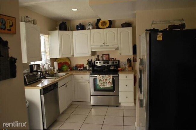 Building Photo - 3 br, 2.5 bath House - 1238 Northeast 36th...