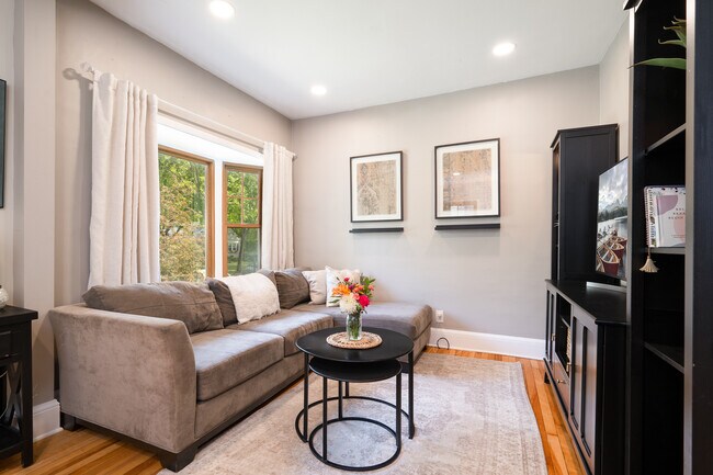 Foto del edificio - 5816 Pillsbury Ave