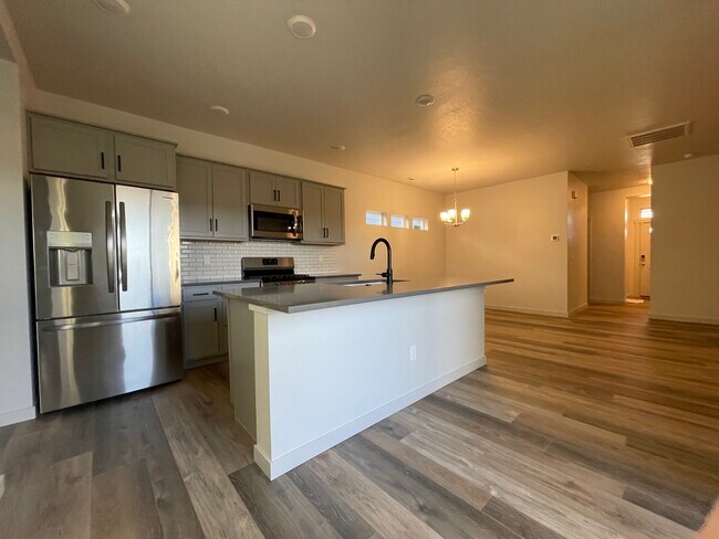 Building Photo - 377 S Calf Crk Ave